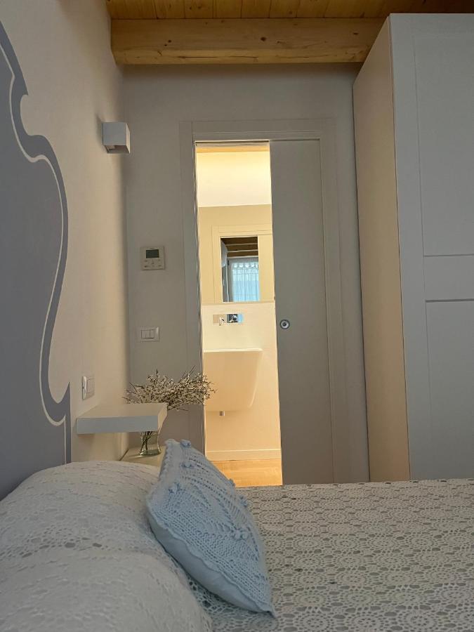 La Piccola Casa Al Lago - Intera Casa Con 3 Camere E 2 Box سالو المظهر الخارجي الصورة