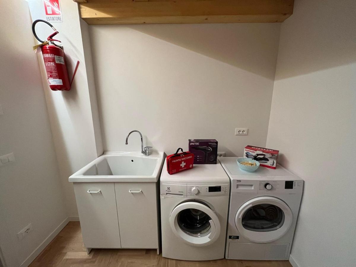 La Piccola Casa Al Lago - Intera Casa Con 3 Camere E 2 Box سالو المظهر الخارجي الصورة